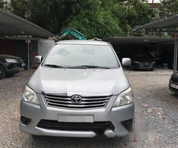 Toyota Innova  2.0E  2013 - Bán Toyota Innova 2.0E năm sản xuất 2013, màu bạc xe gia đình