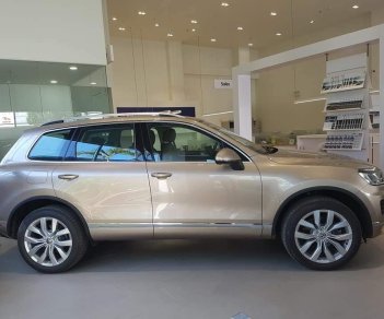 Volkswagen Touareg 2016 - Bán Volkswagen Touareg vàng cát - có sẵn - giao ngay- giao xe toàn quốc - liên hệ ngay để được giá tốt 0968028344