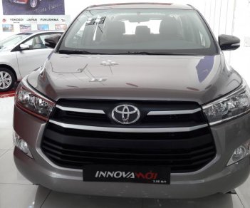 Toyota Innova 2.0E 2018 - Toyota Innova 2.0E đời 2018 mới 100% màu đồng ánh kim, trả trước 170 triệu lấy xe ngay