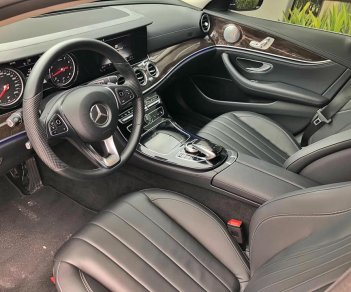 Mercedes-Benz E class E250 2017 - Bán xe Mercedes E250 đen 2017 chính hãng, trả trước 700 triệu nhận xe