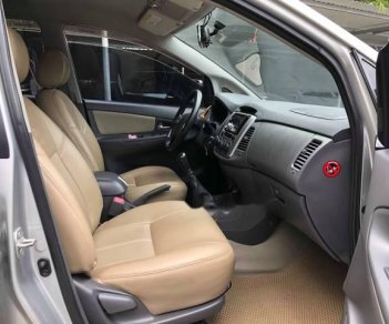 Toyota Innova  2.0E  2013 - Bán Toyota Innova 2.0E năm sản xuất 2013, màu bạc xe gia đình