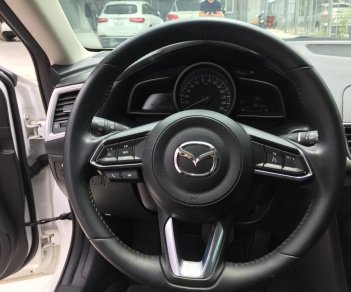 Mazda 3 Facelift 2017 - Bán xe Mazda 3 Facelift đời 2018, màu trắng