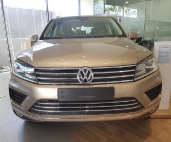 Volkswagen Touareg 2016 - Volkswagen Touareg 3.6 AT đời 2017, màu vàng ánh Kim, nhận ngay ưu đãi trị giá 150 triệu chỉ trong tháng 8/2018
