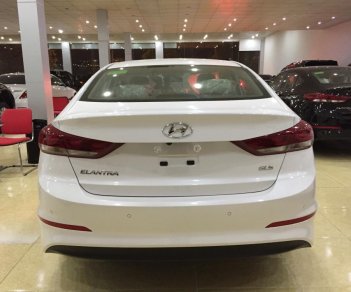 Hyundai Elantra 1.6 MT 2018 - Bán Elantra 1.6 MT trắng giao ngay