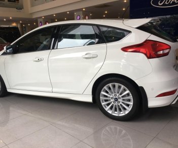 Ford Focus    2018 - Bán ô tô Ford Focus đời 2018, màu trắng 569 triệu