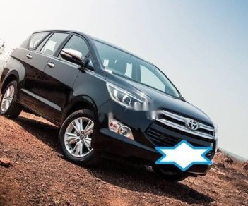 Toyota Innova 2.0V 2017 - Bán ô tô Toyota Innova 2.0V đời 2017, màu đen như mới, 850 triệu