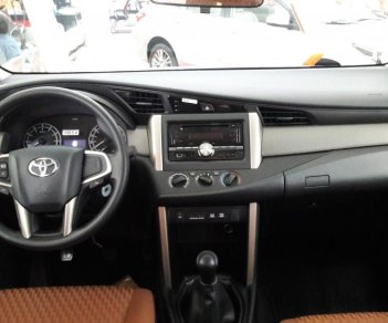 Toyota Innova 2.0E 2018 - Toyota Innova 2.0E đời 2018 mới 100% màu đồng ánh kim, trả trước 170 triệu lấy xe ngay