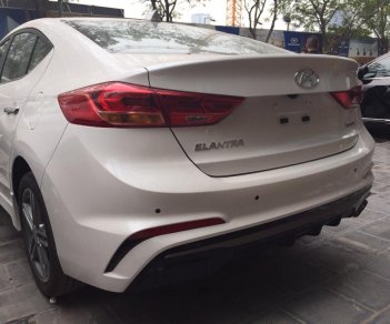 Hyundai Elantra 2018 - Bán xe Hyundai Elantra đời 2018, màu trắng, 555 triệu