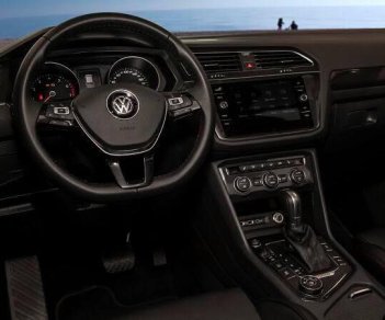 Volkswagen Tiguan Highlight 2018 - Bán ô tô Volkswagen Tiguan Highlight năm sản xuất 2018, màu bạc, nhập khẩu nguyên chiếc