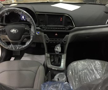 Hyundai Elantra 1.6 MT 2018 - Bán Elantra 1.6 MT trắng giao ngay