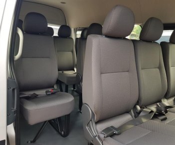 Toyota Hiace   2018 - Bán Toyota Hiace Dầu 15 chỗ, sản xuất 2018, màu bạc, xe nhập