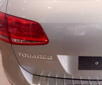 Volkswagen Touareg 2016 - Volkswagen Touareg bạc - có sẵn - giao ngay- giao xe toàn quốc - liên hệ ngay để được giá tốt 0968028344