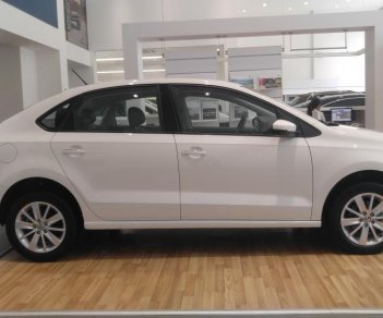 Volkswagen Polo 2017 - Bán Polo Sedan 2017, ưu đãi khủng 20tr: 1 năm bảo dưỡng/ 1 năm bảo hiểm. LH: 0944064764 Ngọc Giàu