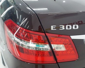 Mercedes-Benz E class  3.0 AT  2011 - Cần bán gấp Mercedes 3.0 AT 2011, màu đen, xe nhập 