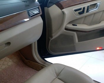 Mercedes-Benz E class  3.0 AT  2011 - Cần bán gấp Mercedes 3.0 AT 2011, màu đen, xe nhập 