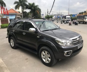 Toyota Fortuner SR5 2.7AT 2010 - Bán xe Fortuner 2010, tự động, máy xăng, hai cầu xám chì, chính chủ đi từ đầu