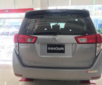 Toyota Innova E 2018 - Bán Toyota Innova E đời 2018, màu bạc