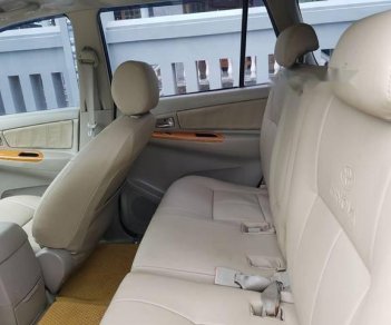 Toyota Innova  G   2010 - Cần bán gấp Toyota Innova G năm sản xuất 2010, màu bạc còn mới