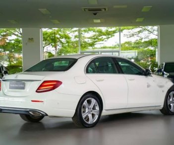 Mercedes-Benz E class E250  2018 - Bán Mercedes E250 đời 2018, màu trắng, xe nhập