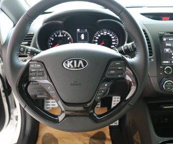 Kia Cerato 2.0 AT 2018 - Cần bán xe Kia Cerato 2.0 AT năm sản xuất 2018, màu trắng, giá 635tr lãi suất 6.6/năm