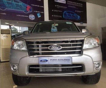 Ford Everest 4x2 MT 2011 - Bán Ford Everest 4x2 MT đời 2011, màu bạc, 575 triệu