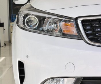 Kia Cerato 2.0 AT 2018 - Cần bán xe Kia Cerato 2.0 AT năm sản xuất 2018, màu trắng, giá 635tr lãi suất 6.6/năm
