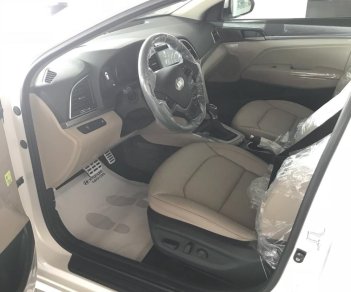 Hyundai Elantra 2.0 AT 2018 - Bán Hyundai Elantra 2.0 AT 2018, đủ màu, xe có sẵn giao ngay. Liên hệ 0903.020.031- 0976.307.467