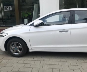 Hyundai Elantra 2018 - Bán Elantra số sàn, màu trắng, xe có sẵn giao ngay nhiều ưu đãi