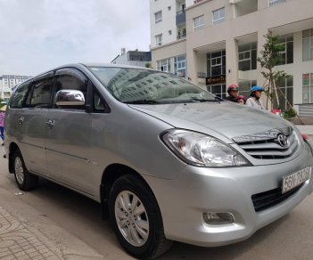 Toyota Innova G 2009 - Bán ô tô Toyota Innova sản xuất 2009 MT, màu bạc, gia đình sử dụng mới 98% xe