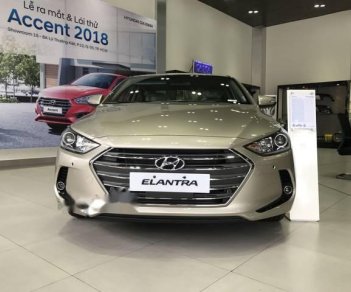 Hyundai Elantra 2018 - Bán Hyundai Elantra đời 2018, màu vàng. Giao ngay