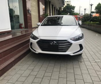 Hyundai Elantra 2018 - Bán Elantra số sàn, màu trắng, xe có sẵn giao ngay nhiều ưu đãi