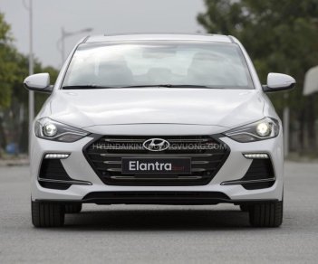 Hyundai Elantra 2018 - Bán Hyundai Elantra trắng, giao ngay