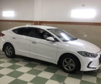 Hyundai Elantra 2017 - Gia đình bán Hyundai Elantra đời 2017, màu trắng, giá 525tr