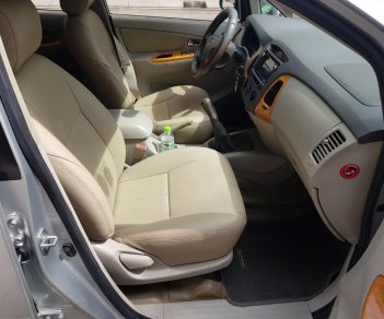 Toyota Innova G 2009 - Bán ô tô Toyota Innova sản xuất 2009 MT, màu bạc, gia đình sử dụng mới 98% xe