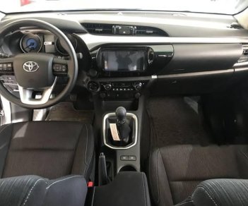 Toyota Hilux 2.4G MT (4X4) 2018 - Cần bán xe Toyota Hilux 2.4G MT (4X4) sản xuất 2018, màu bạc, nhập khẩu, giá chỉ 793 triệu