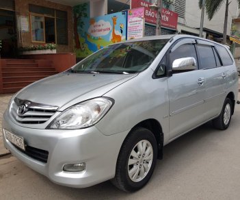 Toyota Innova G 2009 - Bán ô tô Toyota Innova sản xuất 2009 MT, màu bạc, gia đình sử dụng mới 98% xe