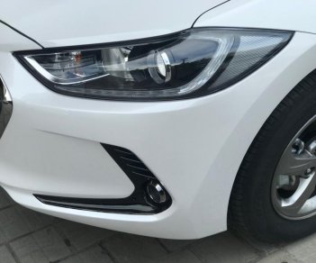 Hyundai Elantra 2018 - Bán Elantra số sàn, màu trắng, xe có sẵn giao ngay nhiều ưu đãi