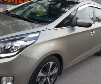 Kia Rondo GAT 2.0 AT 2015 - Bán Kia Rondo GAT 2.0 AT số tự động, model 2016, đời T12/2015, màu vàng cát mới 95%