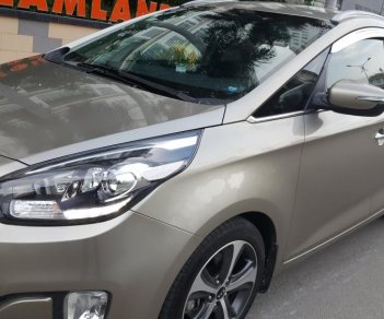 Kia Rondo GAT 2.0 AT 2015 - Bán Kia Rondo GAT 2.0 AT số tự động, model 2016, đời T12/2015, màu vàng cát mới 95%