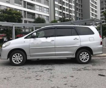 Toyota Innova   MT 2015 - Bán lại chiếc xe Toyota Innova số sàn 7 chỗ, ĐK 2015 chính chủ sử dụng từ đầu, màu ghi bạc, biển Hà Nội