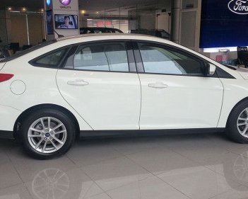 Ford Focus  1.5 AT  2018 - Bán Ford Focus 1.5 AT đời 2018, màu trắng