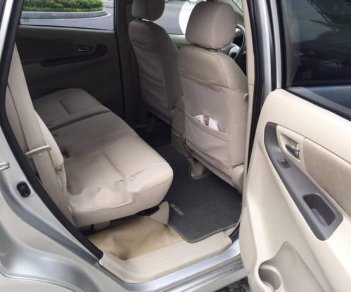 Toyota Innova   MT 2015 - Bán lại chiếc xe Toyota Innova số sàn 7 chỗ, ĐK 2015 chính chủ sử dụng từ đầu, màu ghi bạc, biển Hà Nội