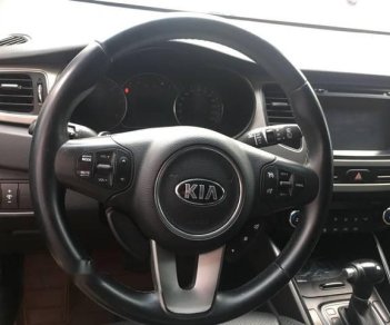 Kia Rondo 1.7AT 2015 - Bán Kia Rondo 1.7AT năm sản xuất 2015, màu vàng cát biển TP