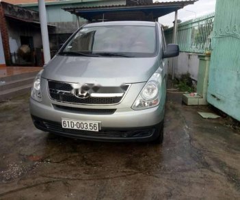 Hyundai Starex  MT 2015 - Cần bán lại xe Hyundai Starex MT năm sản xuất 2015, màu bạc, xe gia đình sử dụng nên còn mới 99%