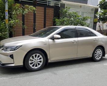 Toyota Camry   AT  2016 - Cần bán Toyota Camry AT sản xuất năm 2016, màu vàng  