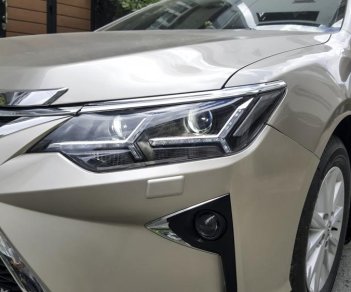 Toyota Camry AT 2016 - Bán Toyota Camry AT đời 2016 màu vàng cát, mới 99%