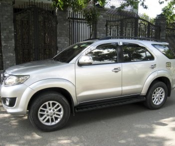 Toyota Fortuner V 2015 - Bán Toyota Fortuner V model 2015 màu bạc TPHCM