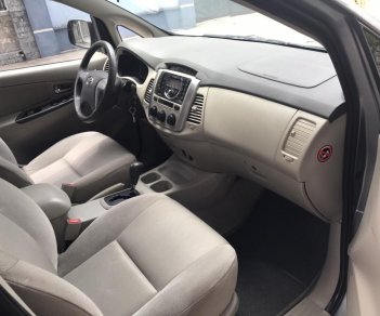 Toyota Innova G 2014 - Mình bán Toyota Innova G 2014 số tự động, màu bạc xe đẹp zin nguyên