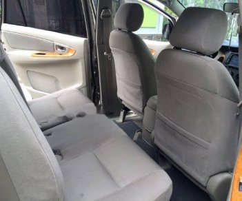 Toyota Innova G 2011 - Bán Toyota Innova G đời 2011, màu bạc xe gia đình