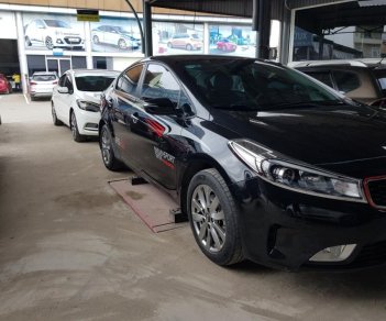 Kia Cerato  1.6MT 2016 - Bán xe Kia Cerato 1.6 MT, số sàn, đời 2016, màu đen, xe đi gia đình